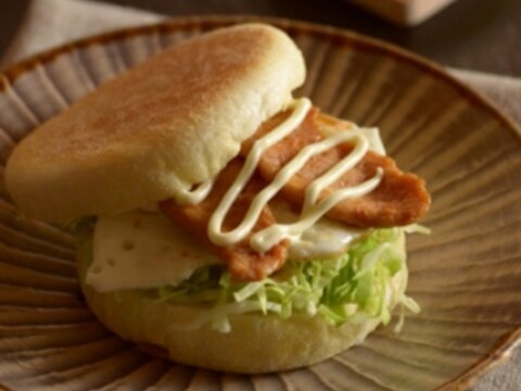 照り焼きチキンとくずし卵のサンドイッチ